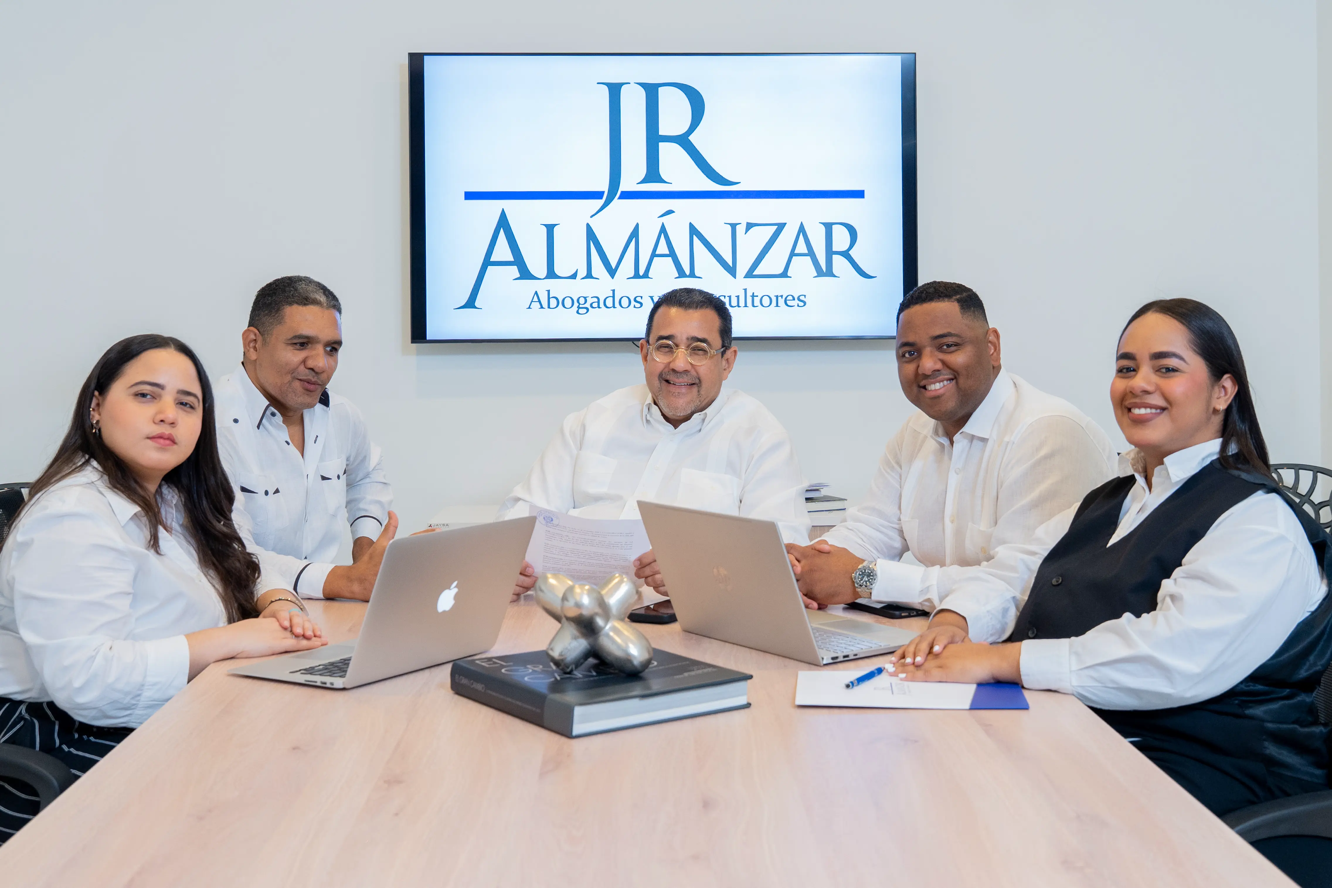 Equipo JR Almánzar Abogados y Consultores
